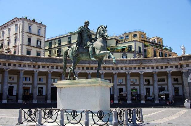 Naples : Piazza del Plebiscito