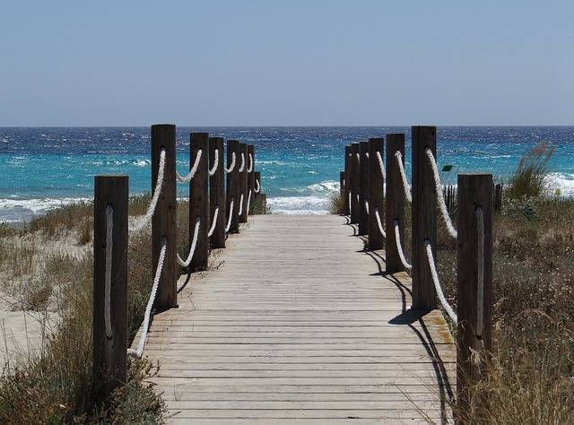 Which part of Menorca has the best beaches?